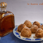 Cordiales navideños caseros de almendra con cabello de ángel sobre obleas