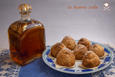 Cordiales navideños caseros de almendra con cabello de ángel sobre obleas