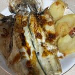 Lubina al horno con refrito de ajos, guindilla, pimentón y vinagre