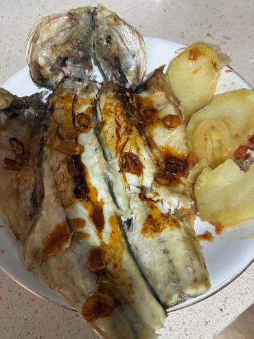 Lubina al horno con refrito de ajos, guindilla, pimentón y vinagre