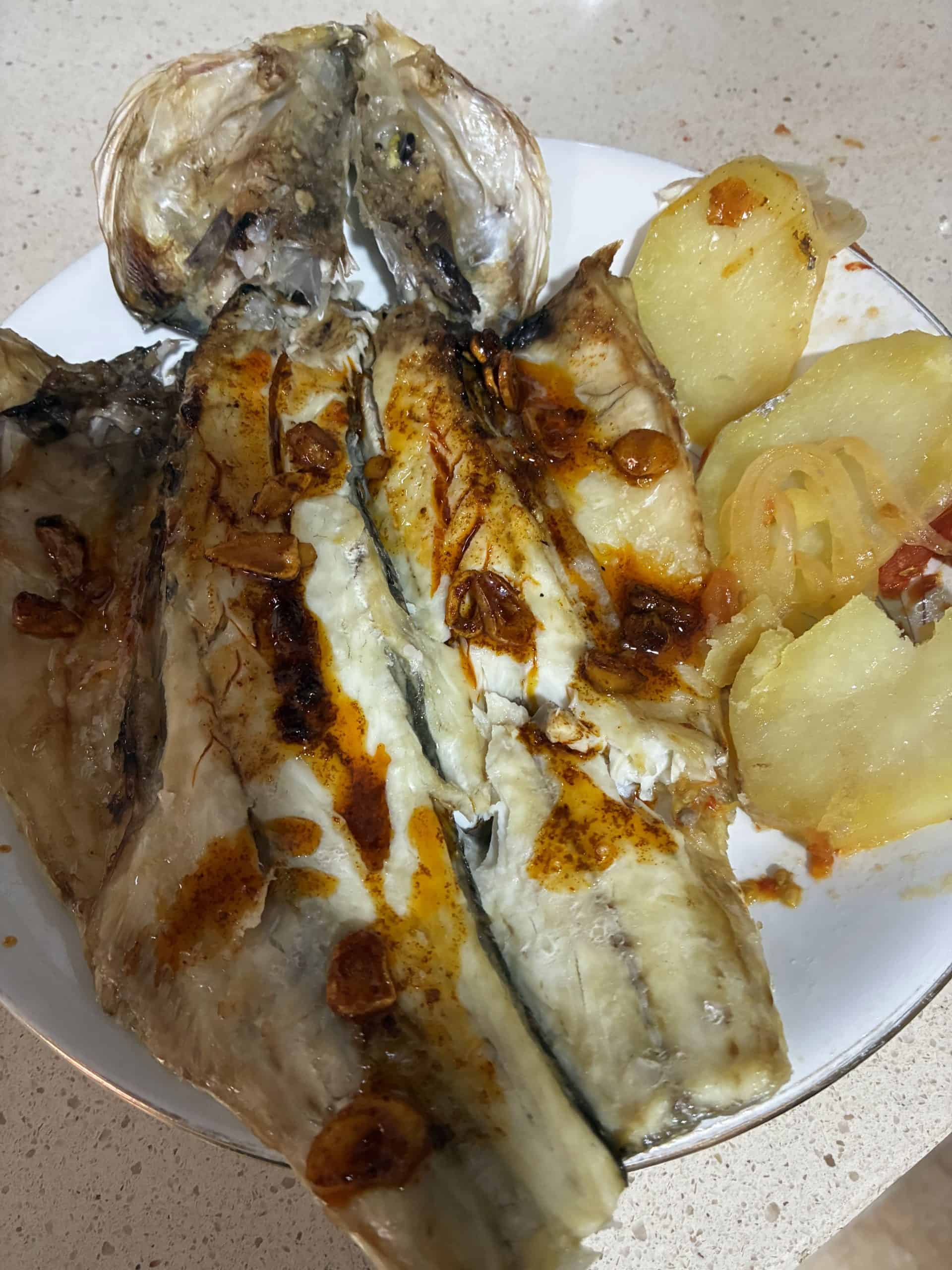 Lubina al horno con refrito de ajos, guindilla, pimentón y vinagre