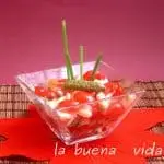 Ensalada de ahumados con salmón, bacalao y tomates cherry