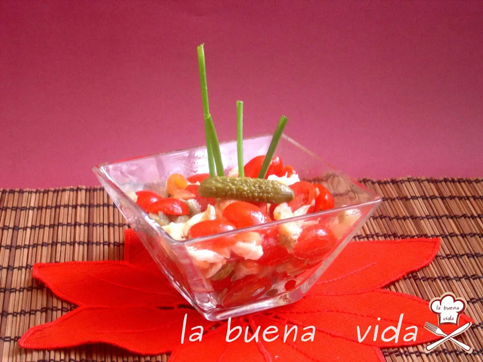 Ensalada de ahumados con salmón, bacalao y tomates cherry