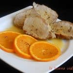 Un lomo de cerdo jugoso y aromático, horneado con naranja, mostaza y miel, ideal para comidas familiares y para disfrutar también en frío.