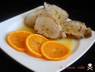 Un lomo de cerdo jugoso y aromático, horneado con naranja, mostaza y miel, ideal para comidas familiares y para disfrutar también en frío.