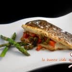 Lubina rellena al horno con tomate, alcaparras y albahaca
