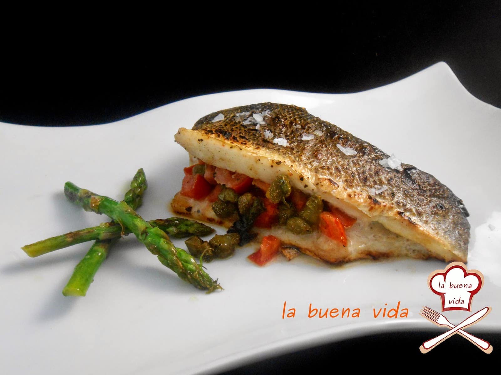 Lubina rellena al horno con tomate, alcaparras y albahaca