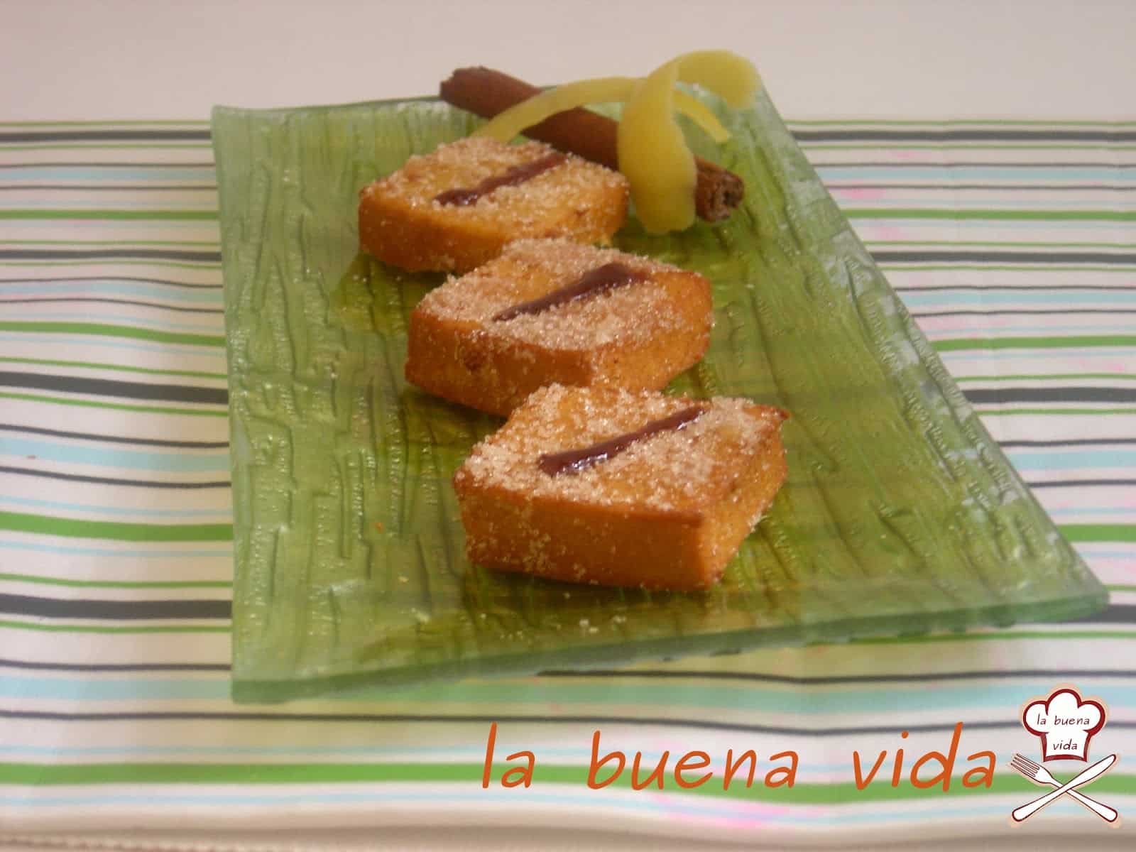 Torrijas de leche tradicionales rebozadas en azúcar y canela