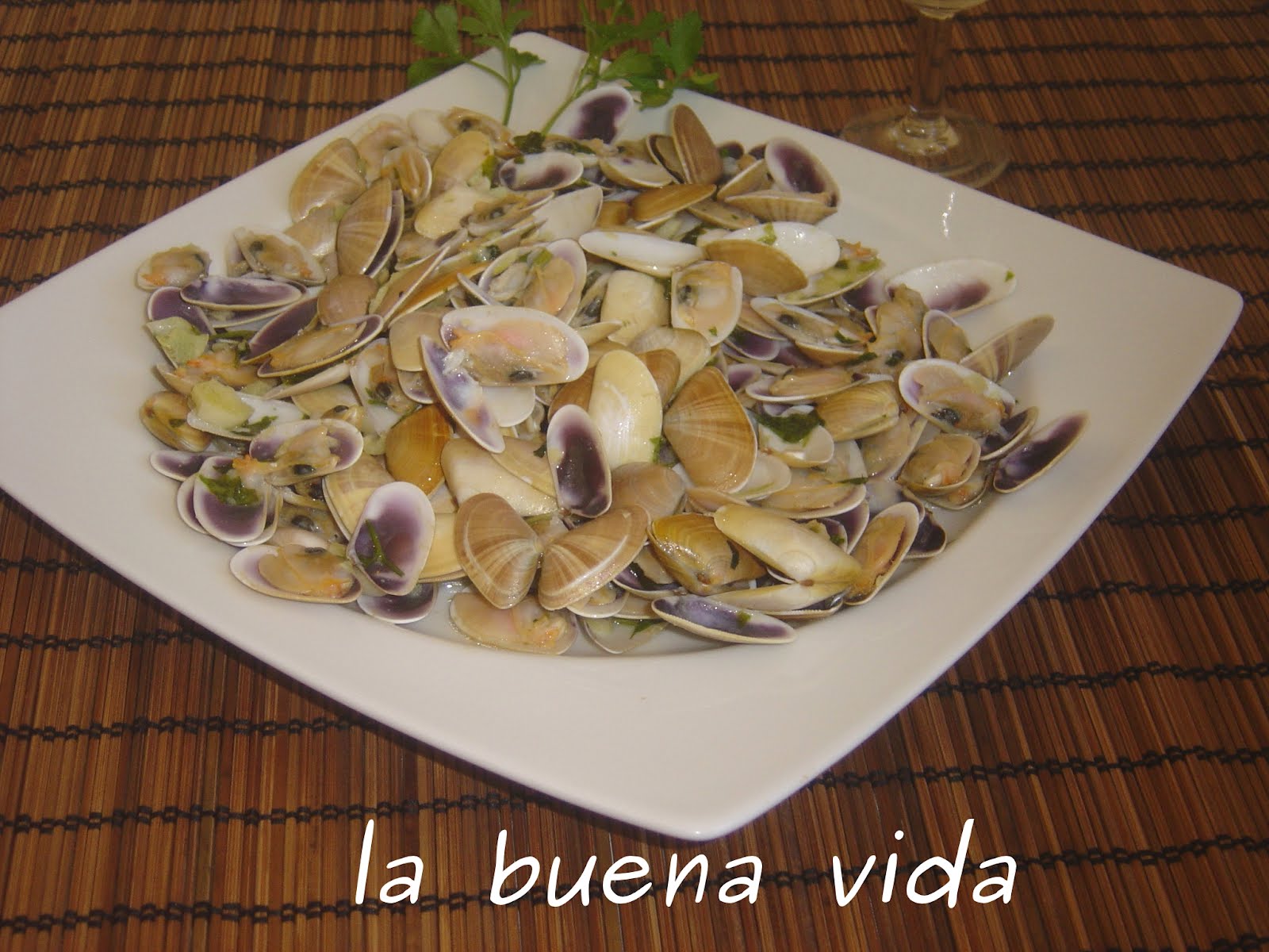 Tellinas a la plancha con ajo y limón