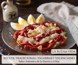 Esgarraet Valenciano tradicional servido en plato de cristal con tiras de pimiento asado, bacalao en salazón y cuartos de huevo duro. Receta de La Buena Vida.