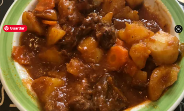 Guiso tradicional de carne con papas y zanahorias en caldero canario