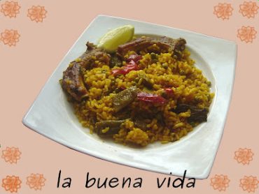 Arroz con costillejas de cerdo, pimiento rojo y judías verdes en paellera tradicional