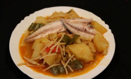 Plato de estornino con fideos y patatas en cazuela tradicional.