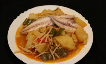 Plato de estornino con fideos y patatas en cazuela tradicional.