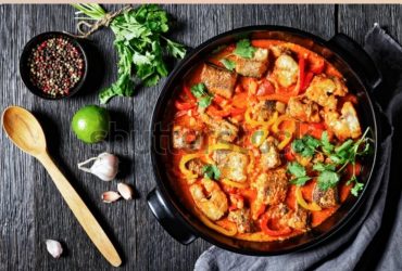 Cazuela de pescado tradicional con papas, azafrán y pimentón en olla de barro.