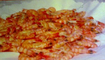 Langostinos del Mar Menor a la plancha con sal gorda y limón.