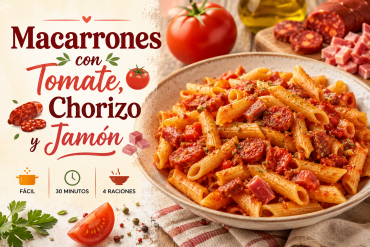 Plato de macarrones con salsa de tomate, rodajas de chorizo y tacos de jamón serrano.